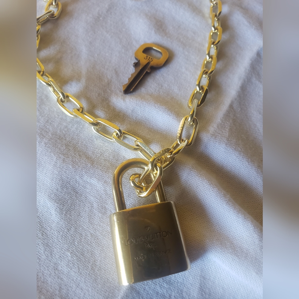 Louis Vuitton 315 authentic lock necklace - Picture 4 of 4